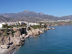 Archivo:Nerja vue depuis le balcon d'europe