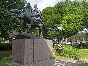 Archivo:Nijmegen, beeld van Karel de Grote op paard van Albert Termote op het Keizer Karelplein foto4 2016-06-08 10.58