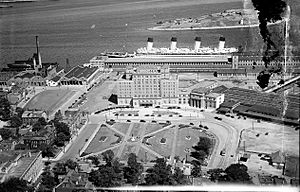 Archivo:Nova Scotian Hotel and Halifax railway station 1931