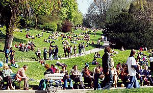 Archivo:París. Buttes-Chaumont 1976 04