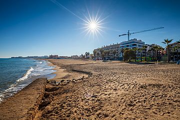 Archivo:Playa de la Mata towards south in La Mata, Torrevieja, Alicante, Spain, 2022 January