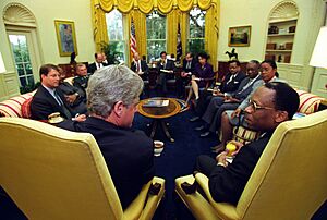 Archivo:President Bill Clinton meets with President Jean-Bertrand Aristide of Haiti in the Oval Office