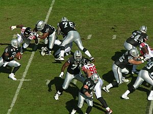 Archivo:Raiders on offense at Atlanta at Oakland 11-2-08 02