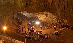 Archivo:Rescue equipment in Tham Luang entrance chamber (cropped)