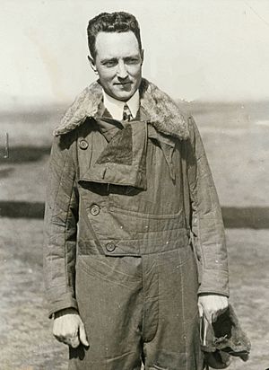 Archivo:Richard Byrd in flight jacket, 1920s (exbt-iceberg-47)