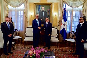 Archivo:Secretary Kerry Poses for a Photo With Dominican President Medina at the Presidential Palace in Santo Domingo (27597883921)
