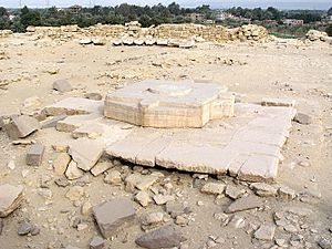 Archivo:Solar Temple of Niuserre - Altar