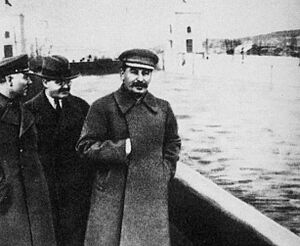 Archivo:Stalin and Molotov along the Volga–Don Canal, Nikolai Yezhov removed