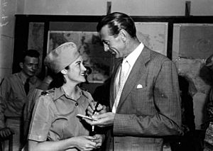 Archivo:StateLibQld 1 107016 Asking for Gary Cooper's autograph, November 1943