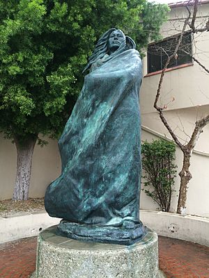 Archivo:Statue of Juana Maria and child