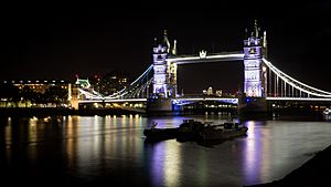 Archivo:Tower Bridge - Thames Night Long Exposure 01