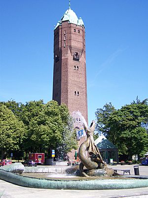 Archivo:Trelleborg, Springbrunnen und Turm (2008-07-27)