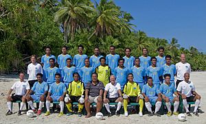 Archivo:Tuvalu national football team (team picture, 2011)