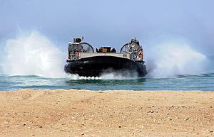 Archivo:US Navy 110628-N-KA046-050 A landing craft air cushion (LCAC) assigned to Assault Craft Unit (ACU) 4, embarked aboard the multipurpose amphibious a