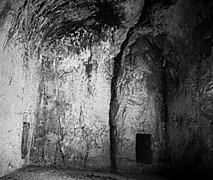 Archivo:Urartian royal tomb. Near Van 1973