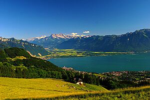 Archivo:View from Pleïades on Lake Geneva and mountains