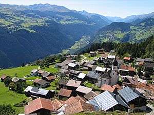 Archivo:Village of Siat, Switzerland, with view on the Rhine