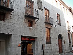 Archivo:Vision laterosuperior derecha de la Casa de los Arenzana (Valladolid)