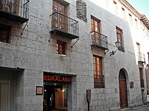 Archivo:Vision laterosuperior derecha de la Casa de los Arenzana (Valladolid)