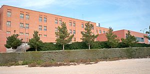 Archivo:Vista lateral del Hospital Comarcal de Hellín (Albacete)