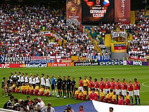 Archivo:Vor dem Gruppenspiel Deutschland - Tschechien
