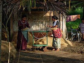 Archivo:Women at work in a small scale coir spinning unit at kollam