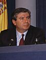 (Corcuera) Rueda de prensa para informar de los resultados de las elecciones generales de 1989. Pool Moncloa. 20 de octubre de 1989 (cropped)