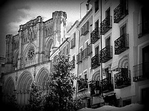 Archivo:A Black and White Photo of the Cuenca Cathedral in Spain