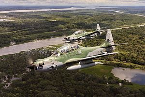 Archivo:Aeronave A-29 Super Tucano em voo sobre a Floresta Amazônica