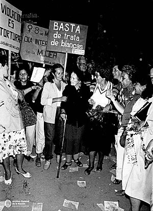 Archivo:Alicia Moreau de Justo marchando 1986