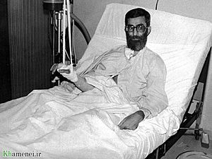 Archivo:Ayatolla Ali Khamenei in Hospital after Assassination Attempt by khamenei.ir03