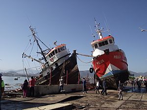Archivo:Barcos varados en Coquimbo