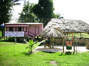 Archivo:Belice Palafito con niños