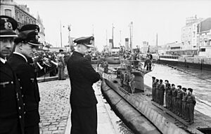 Archivo:Bundesarchiv Bild 101II-MW-3491-06, St. Nazaire, Uboot U 94, Karl Dönitz