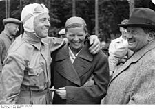 Archivo:Bundesarchiv Bild 183-2007-1205-500, Bernd Rosemeyer, Elly Beinhorn, Ferdinand Porsche