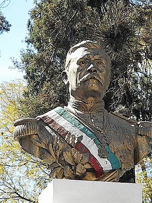 Archivo:Busto de Porfirio Díaz en Tlaxiaco, Oaxaca, México, 2018