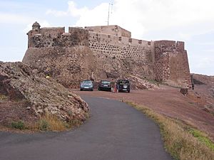 Archivo:Castillo-de-Santa-Barbara-(Lanzarote)