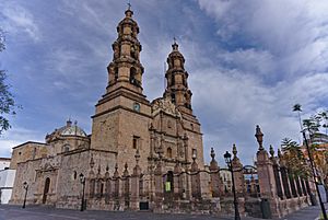 Catedral de Aguascalientes y atrio.jpg