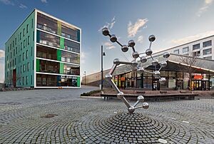 Archivo:Central plaza in Leinelä in Koivukylä, Vantaa, Finland, 2021 April