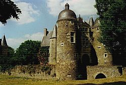 Château de l'Escoublère et son puits.jpg