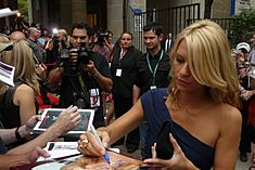 Archivo:Claire Danes signing TIFF08