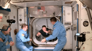 Archivo:Crew Dragon Demo 2 entering ISS