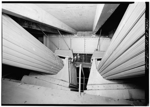 Archivo:DETAIL SHOWING SADDLE FOR HOLDING CABLE TOGETHER JUST BEFORE IT SPLAYS APART INTO ANCHORAGE BAY, NEW JERSEY END - George Washington Bridge, Spanning Hudson River between HAER NY,31-NEYO,161-62