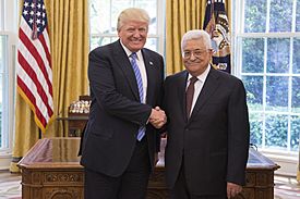 Archivo:Donald Trump and Mahmoud Abbas in the Oval Office, May 3, 2017 (1)