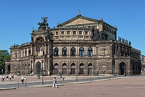 Archivo:Dresden - Semperoper - 2013