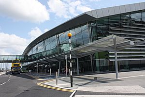 Archivo:Dublin Airport, May 2011 (05)
