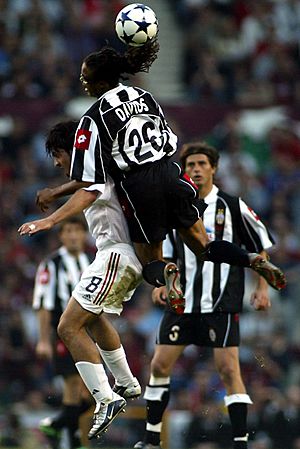 Archivo:Edgar Davids (Juventus F.C., no. 26) clashing with Gennaro Gattuso (A.C. Milan) - 20030528