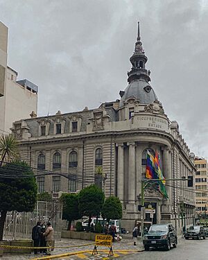Archivo:Edificio de la Vicepresidencia de Bolivia nublado