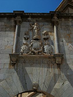 Archivo:Escuts de la ciutat d'Oriola i del Regne de València a la porta de l'Olma, de Callosa o de Crevillent