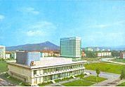 Archivo:Gheorghe Gheorghiu Dej perspective next to hotel